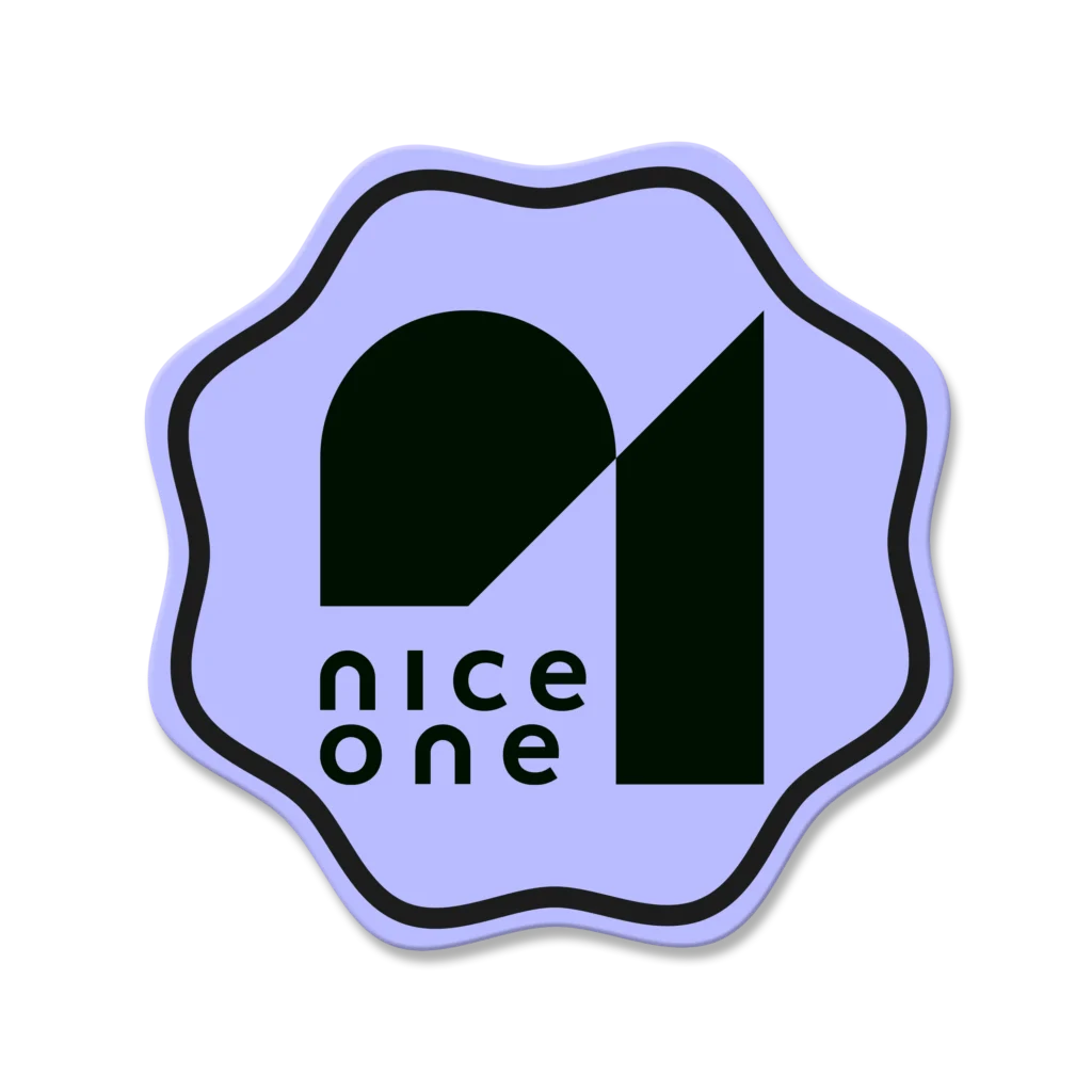 Ein violettes Abzeichen mit gewellten Rändern zeigt ein geometrisches schwarzes „n“- und „1“-Motiv, darunter steht in Kleinbuchstaben und einer modernen Schriftart „nice one“ – alles auf hellem Hintergrund.